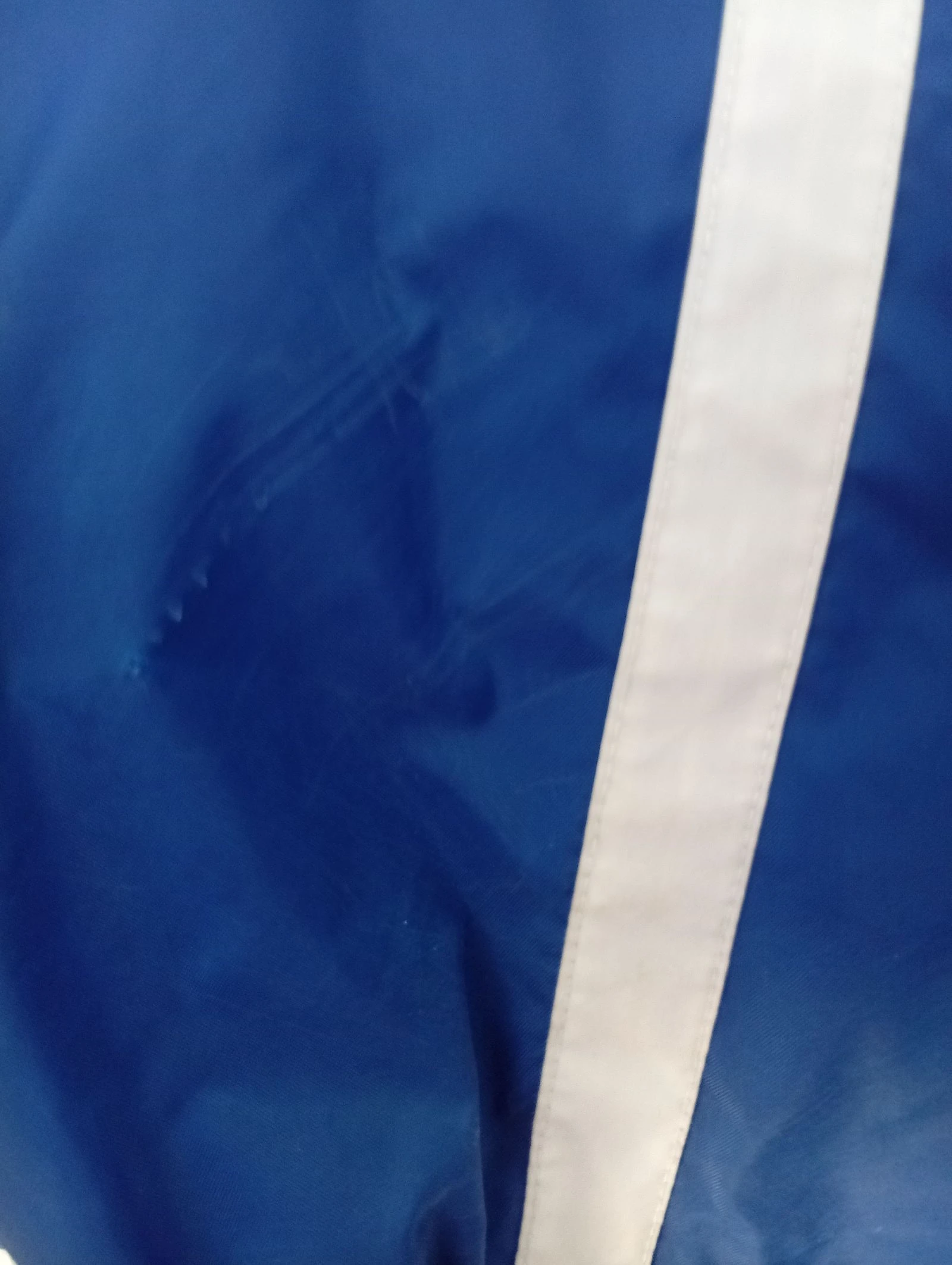 Chaqueta cortavientos con capucha, bolsillo interior y cordón de ajuste – photo 9